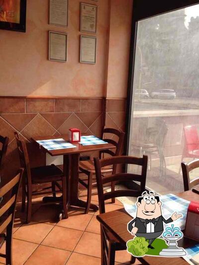 Goditi la vista dall'area esterna di Pazzi per la Pizza