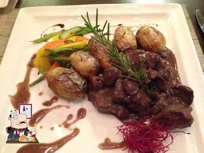 Prenditi i un pasto a base di carne al ristorante Le Sesflo