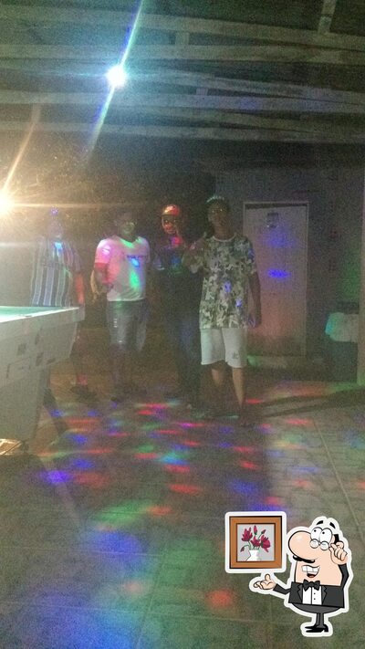 Sente em uma das mesas no Bar do Feu