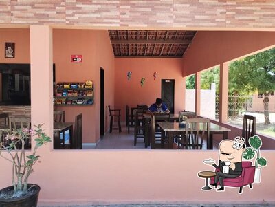 Sente em uma das mesas no Dona Maria Comida Caseira