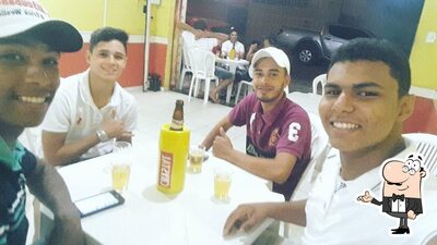 Sente em uma das mesas no Biu's Bar
