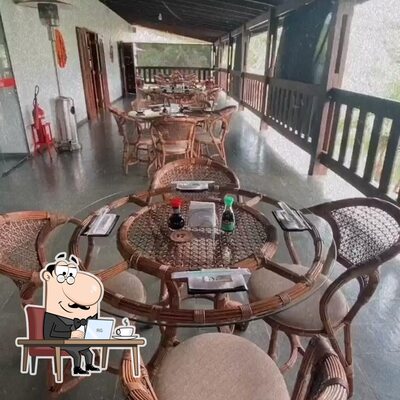 Sente em uma das mesas no Kötei Restaurante