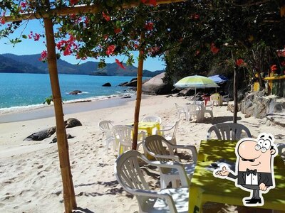 Sente em uma das mesas no Restaurante da Bete Ilha do Pelado