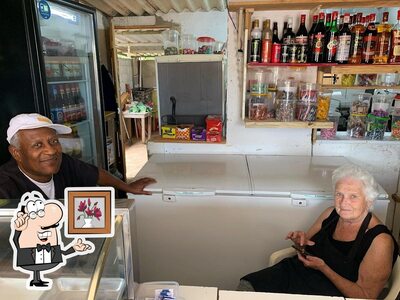 Sente em uma das mesas no Bar da Curva