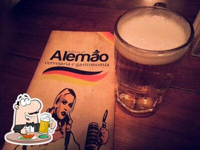 Desfute um copo de cerveja leve ou escura
