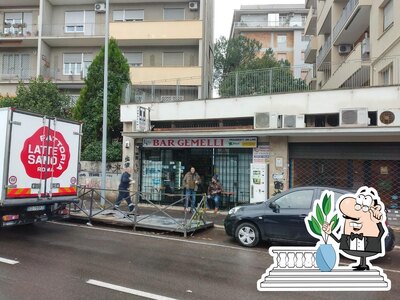 Puoi goderti l'aria fresca da seduto all'esterno di Bar Gemelli