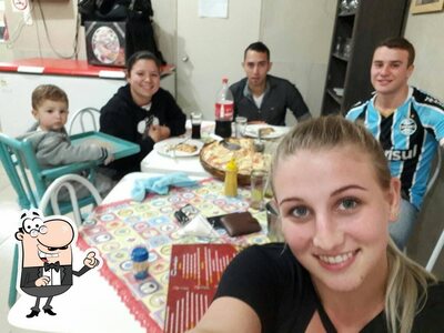 Sente em uma das mesas no Marcellus Pizzaria