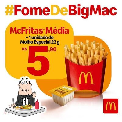 Peça fritas com diversos molhos
