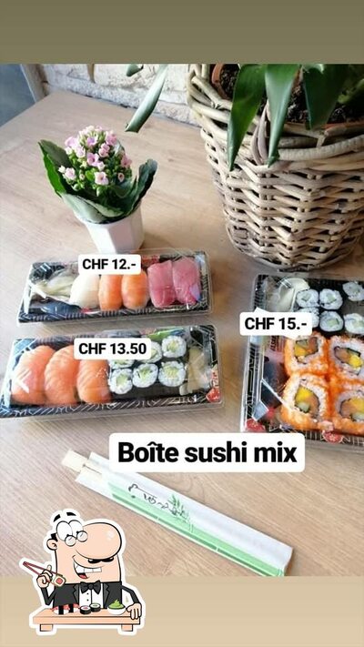Les sushis sont des aliments populaires provenant du Japon