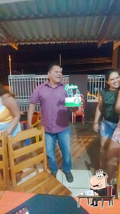 Sente em uma das mesas no Petiscaria e Pizzaria DU' ZÉ