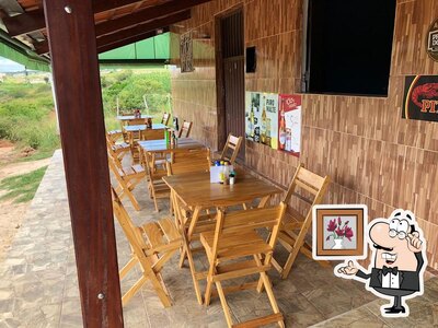 Sente em uma das mesas no Bar e Restaurante da Joelma