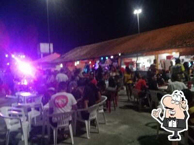 Sente em uma das mesas no Top's Beer