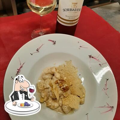 È gradevole godersi un bicchiere di vino al ristorante con griglia La Piazzetta