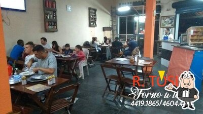 Sente em uma das mesas no Pizzaria R. Tosim Mairiporã SP