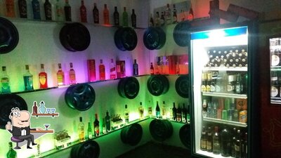 Sente em uma das mesas no Espaço 1001