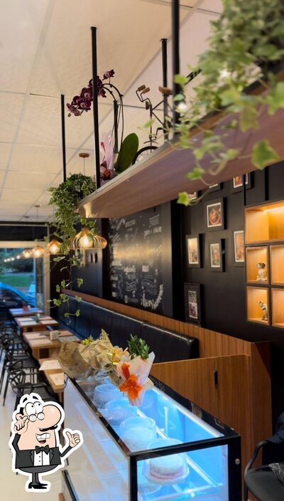 Sente em uma das mesas no Prosa e Café RM