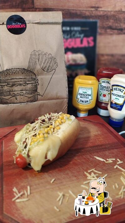 Platos en Doggula's Hot Dog