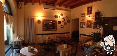 Dai un'occhiata agli interni di Mati Cafè