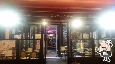 Installez-vous à l'une des tables de Le rond point