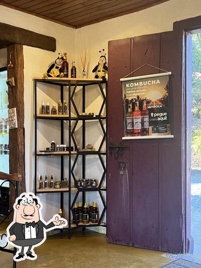 Sente em uma das mesas no Cravo & Canela - Empório Rural
