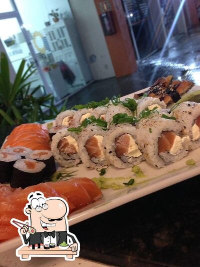 Rolos de sushi são disponibilizados no Beach Sushi