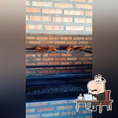 Sente em uma das mesas no Churrascaria Comida de Casa