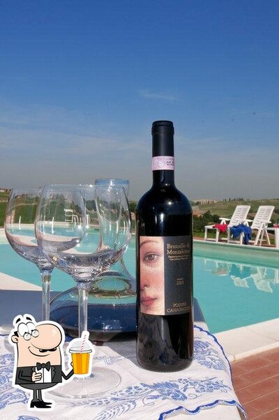 Goditi un drink al ristorante Podere Canapaccia