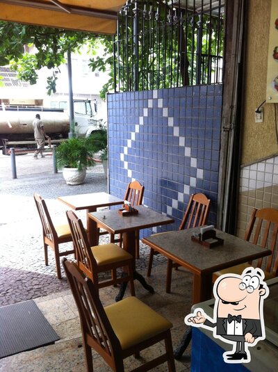 Sente em uma das mesas no IV Centenário Bar e Restaurante