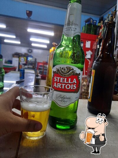 Desfute um copo de cerveja leve ou escura