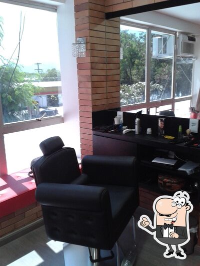 Sente em uma das mesas no Barbearia da Barra