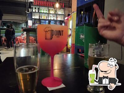 Desfrute de um drinque no Point Bar