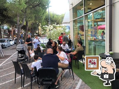 Dai un'occhiata agli interni di MOPI Bar
