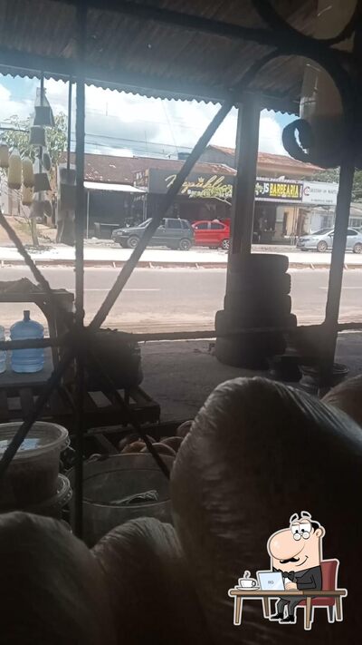 Sente em uma das mesas no Bar do Litrão