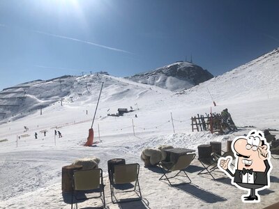 Siediti a un tavolo di Rifugio Fienile Monte
