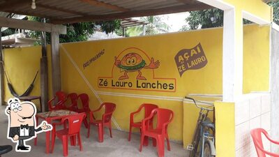 O interior do Ze Lauro Lanches