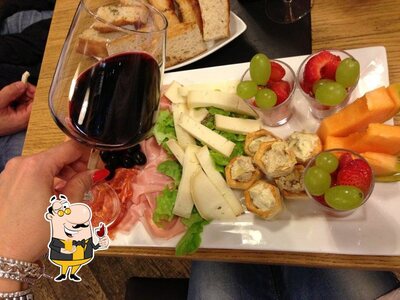 Goditi un bicchiere di vino al ristorante Maccaroneria