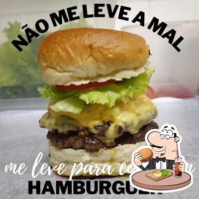 Experimente um dos hambúrgueres servidos no Raro's Burgers