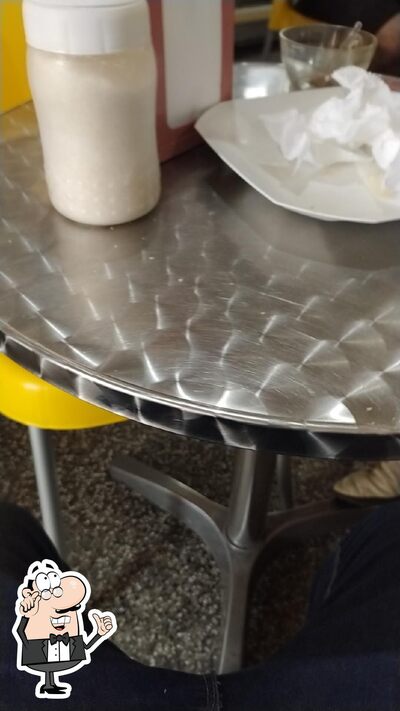 Sente em uma das mesas no Panificaçao Mendonça