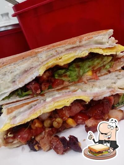 Coma um sanduíche no Mamonas Lanches