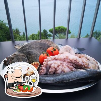 Prenditi tra i molti prodotti di cucina di mare offerti al ristorante Sorrentino Tenda Rossa Trattoria Di Mare