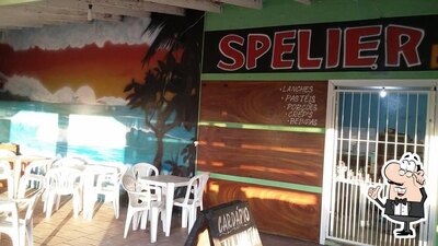 Sente em uma das mesas no Mini Mercado Spelier