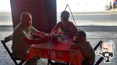 Sente em uma das mesas no Kiosque do Babal