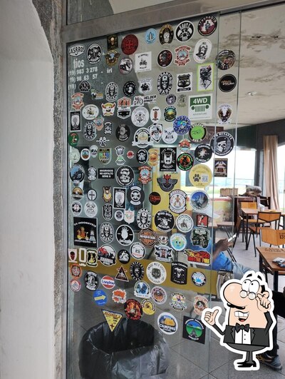 Sente em uma das mesas no 11 Onze Café Bar