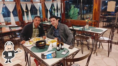 Sente em uma das mesas no Taboca's Restaurante