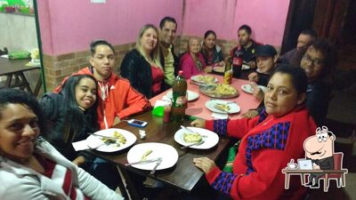 Sente em uma das mesas no Pizzaria Vida Mansa