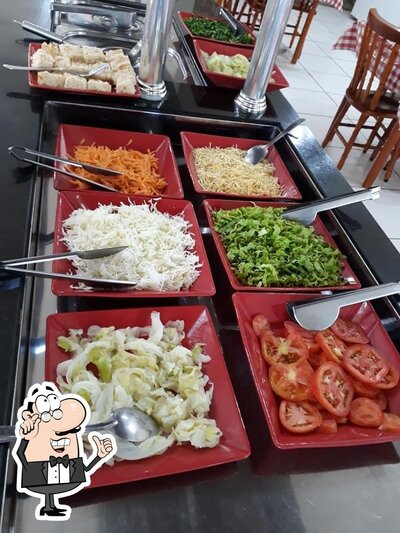 Sente em uma das mesas no Restaurante Rota 287