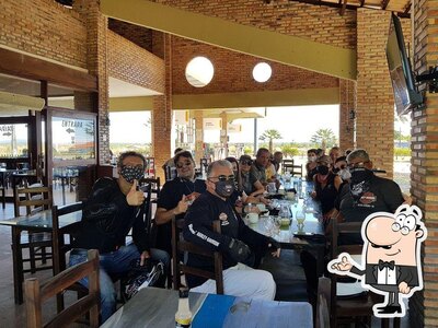 Sente em uma das mesas no Restaurante VENTO LESTE