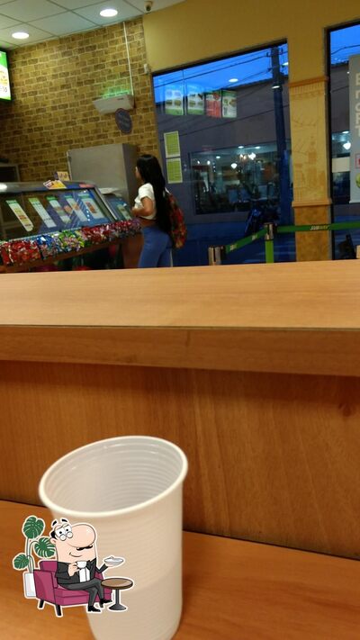 Sente em uma das mesas no Subway