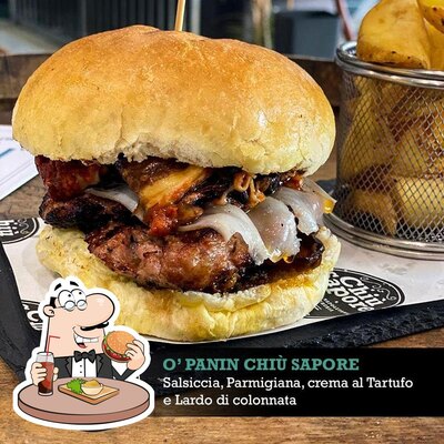 Concediti un bell'hamburger alla pizzeria Chiù Sapore