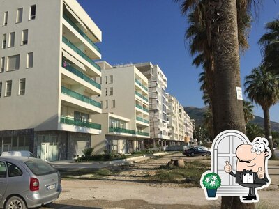 Vous pouvez prendre un bol d'air frais dans l'espace ouvert de El Mar Restorant & Piceri